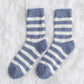 Gros plan sur la texture douce des chaussettes rayées