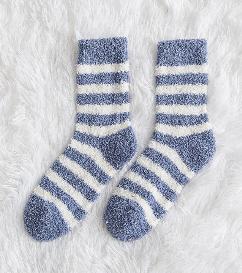 Gros plan sur la texture douce des chaussettes rayées
