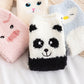 Chaussettes crème avec motif chat sur fond blanc
