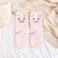 Gros plan sur motif cochon des chaussettes Pilou roses