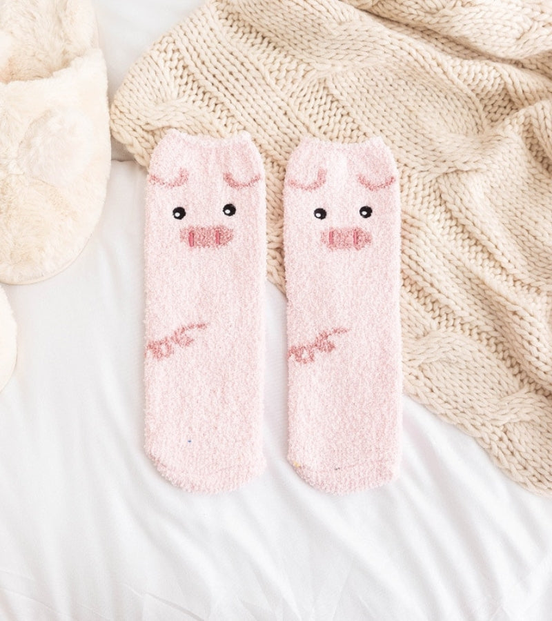 Gros plan sur motif cochon des chaussettes Pilou roses