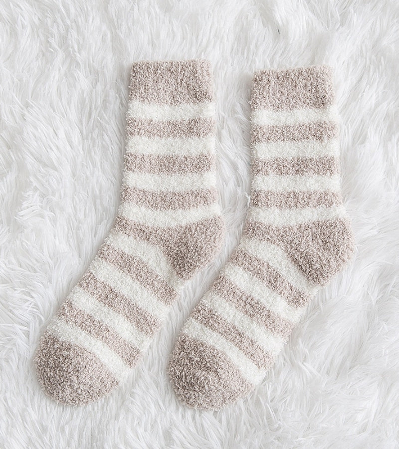 Gros plan sur texture douce des chaussettes rayées