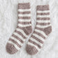 Gros plan sur chaussettes marinières douces et chaudes