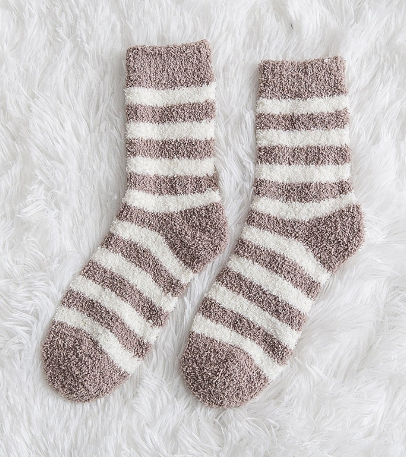 Gros plan sur chaussettes marinières douces et chaudes