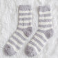 Détail des rayures blanches sur chaussettes grises Pilou Pilou