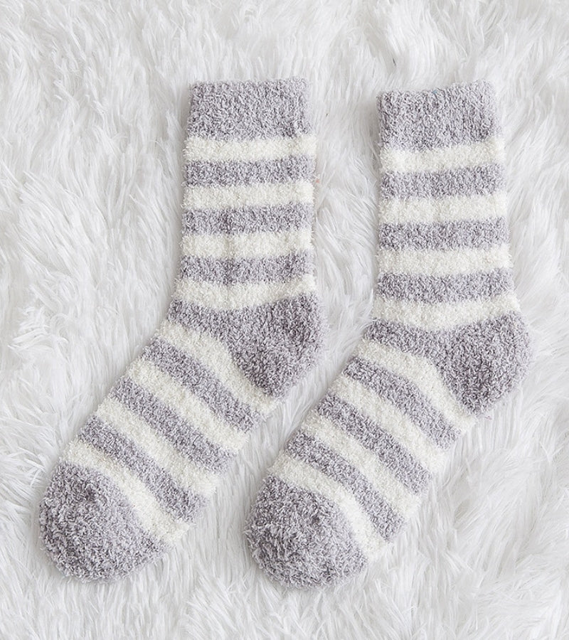 Détail des rayures blanches sur chaussettes grises Pilou Pilou