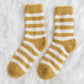 Gros plan sur texture douce des chaussettes jaunes rayées
