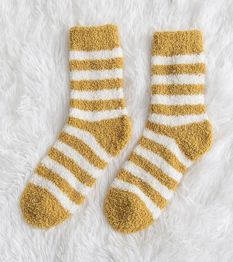 Gros plan sur texture douce des chaussettes jaunes rayées