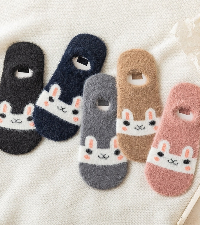 Gros plan sur le motif lapin des chaussettes beiges