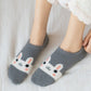 Vue d'ensemble des chaussettes grises avec lapin amusant