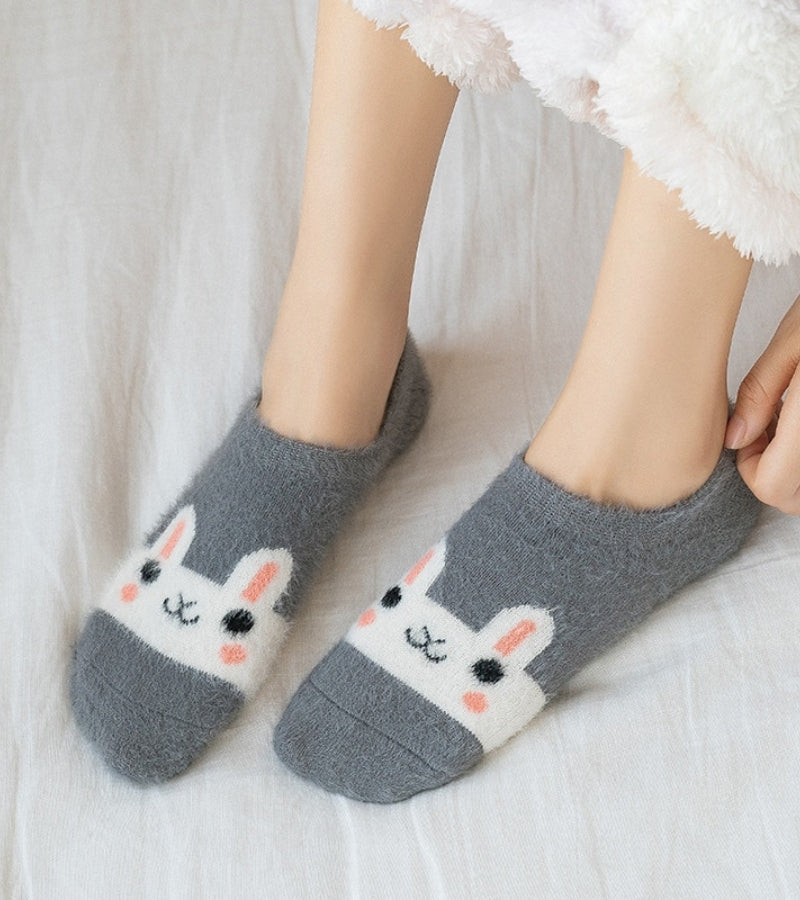 Vue d'ensemble des chaussettes grises avec lapin amusant
