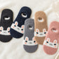 Gros plan sur le motif lapin des chaussettes roses