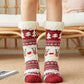 Chaussettes rouges et blanches avec motifs de Noël sur fond blanc