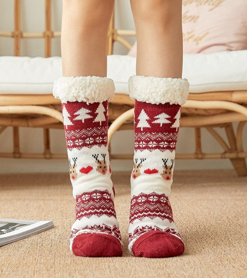 Chaussettes rouges et blanches avec motifs de Noël sur fond blanc