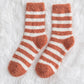 Gros plan sur texture douce des chaussettes orange rayées