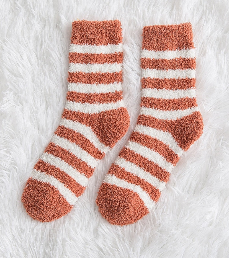 Gros plan sur texture douce des chaussettes orange rayées