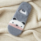 Gros plan sur motif panda sur chaussettes grises douces