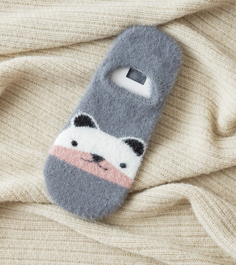 Gros plan sur motif panda sur chaussettes grises douces