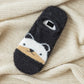 Gros plan sur motif panda sur chaussettes noires douces