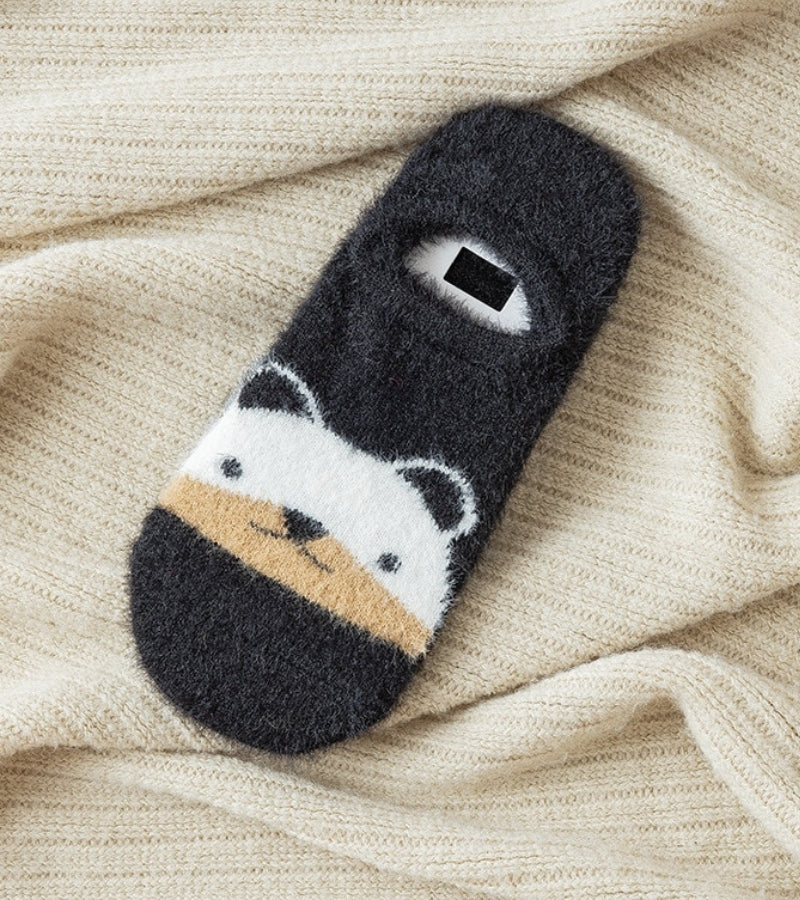 Gros plan sur motif panda sur chaussettes noires douces