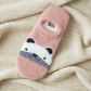 Gros plan sur motif panda des chaussettes roses douces