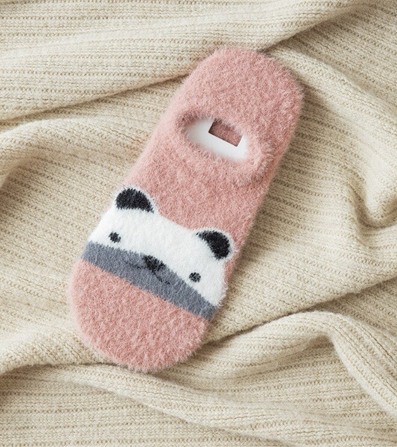 Gros plan sur motif panda des chaussettes roses douces