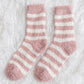 Gros plan sur la texture douce des chaussettes roses rayées