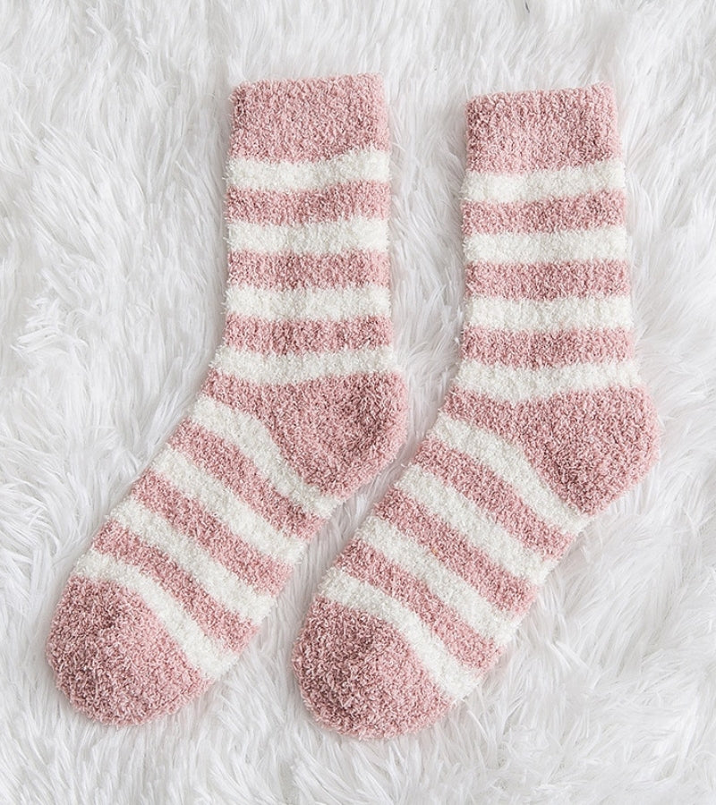 Gros plan sur la texture douce des chaussettes roses rayées