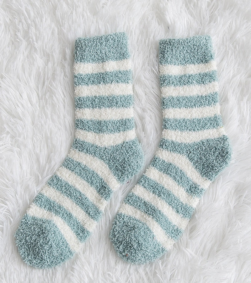 Gros plan sur chaussettes marinières turquoise et blanches