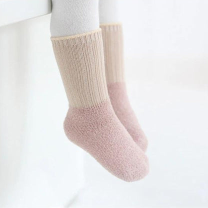 Vue de côté des chaussettes grises et bleues avec détails antidérapants