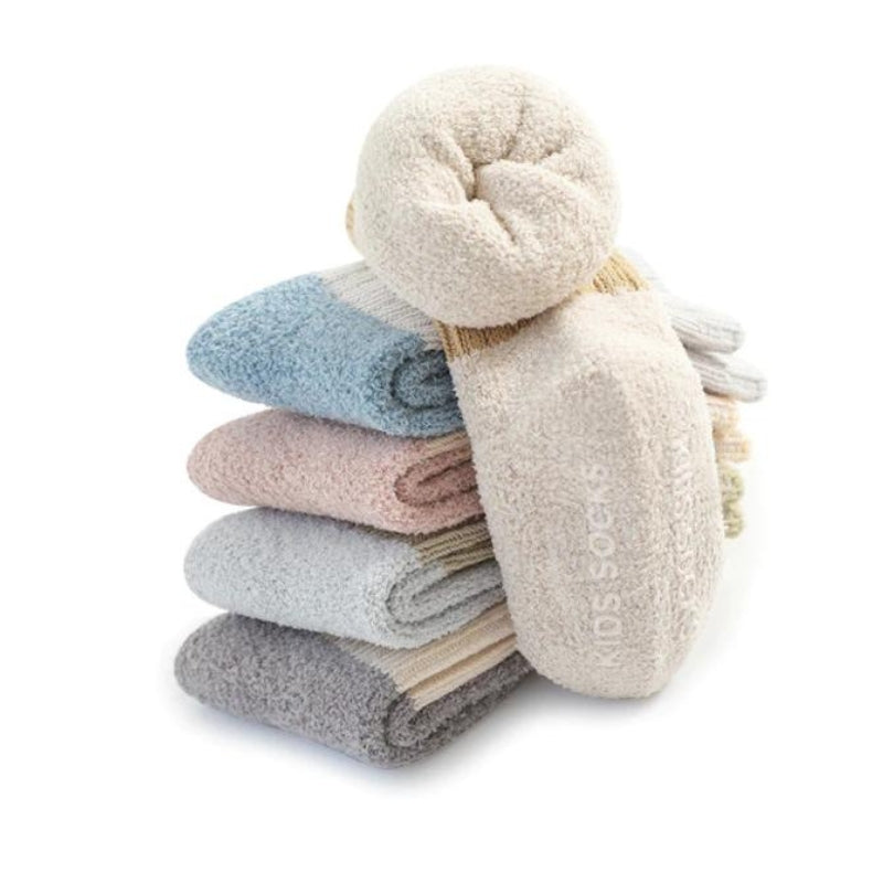 Gros plan sur les points antidérapants des chaussettes bleues