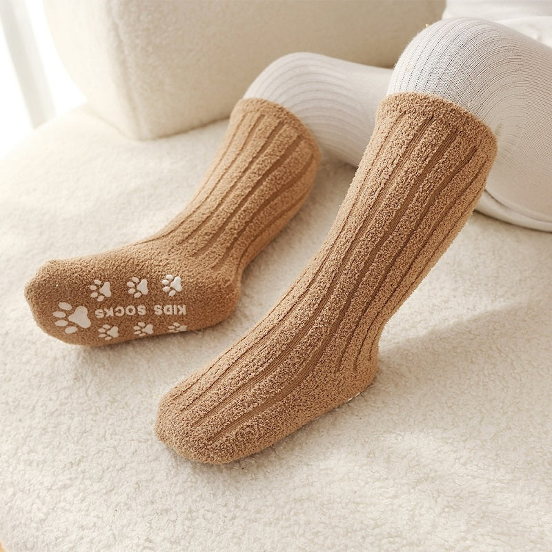 Vue d'ensemble de plusieurs chaussettes colorées alignées