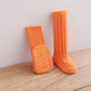 Chaussettes enfant, différentes couleurs, alignées sur table