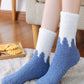 Chaussettes polaires sur un fond neutre, prêtes à porter