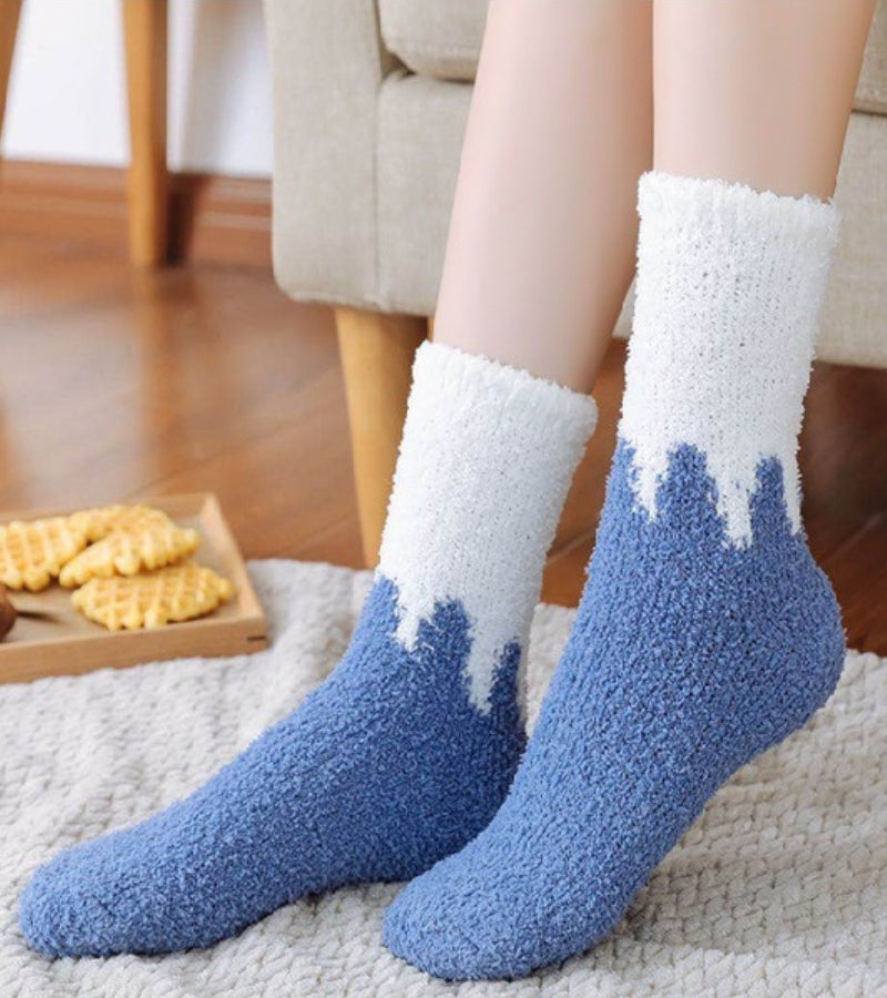 Chaussettes polaires sur un fond neutre, prêtes à porter
