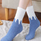 Chaussettes polaires bleues et blanches sur fond blanc