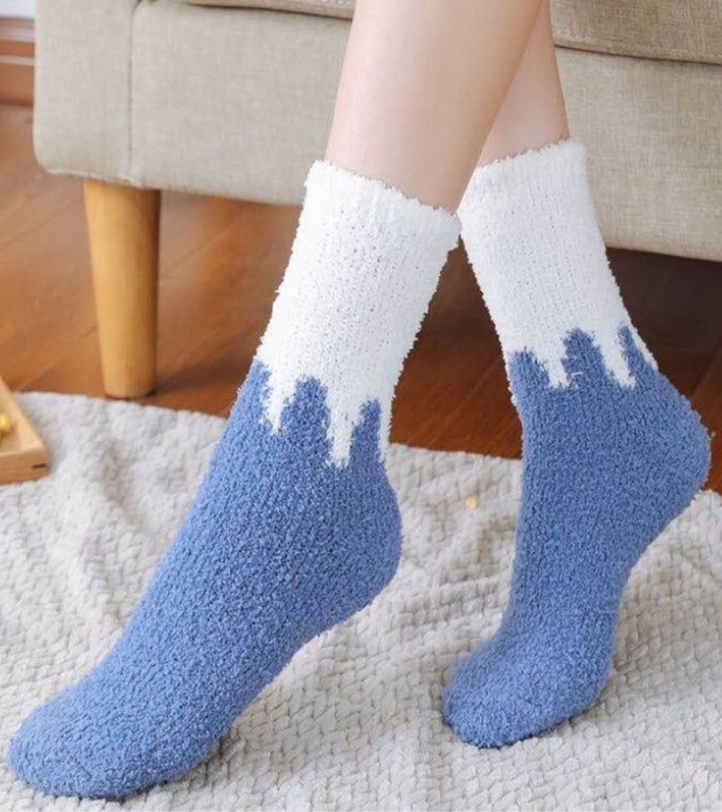 Chaussettes polaires bleues et blanches sur fond blanc