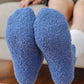 Gros plan sur la texture douce des chaussettes polaires