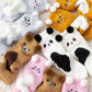 Détail des oreilles noires sur chaussettes panda en polaire douce