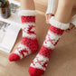 Gros plan sur la texture douce des chaussettes de Noël rouges