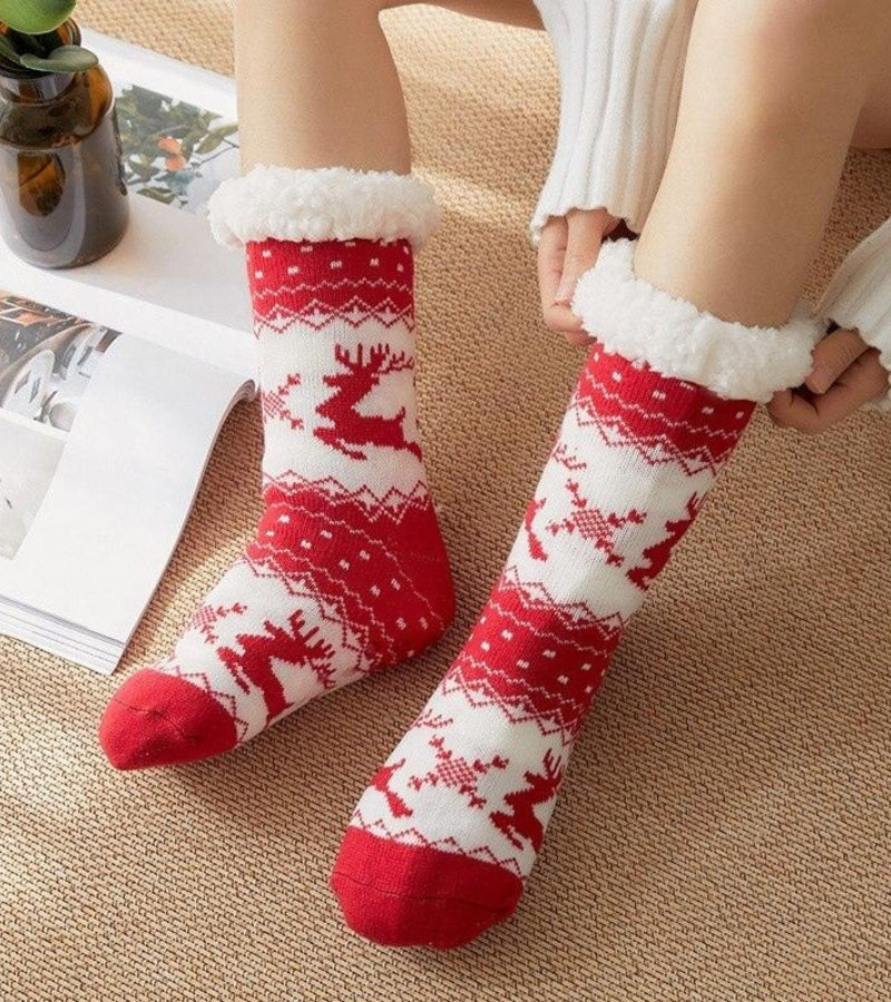 Gros plan sur la texture douce des chaussettes de Noël rouges