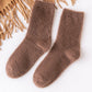 Chaussettes d'hiver marron pliées sur une table