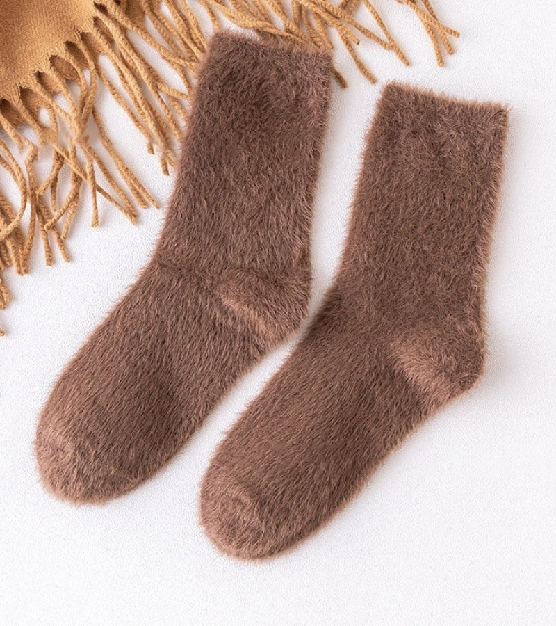 Chaussettes d'hiver marron pliées sur une table