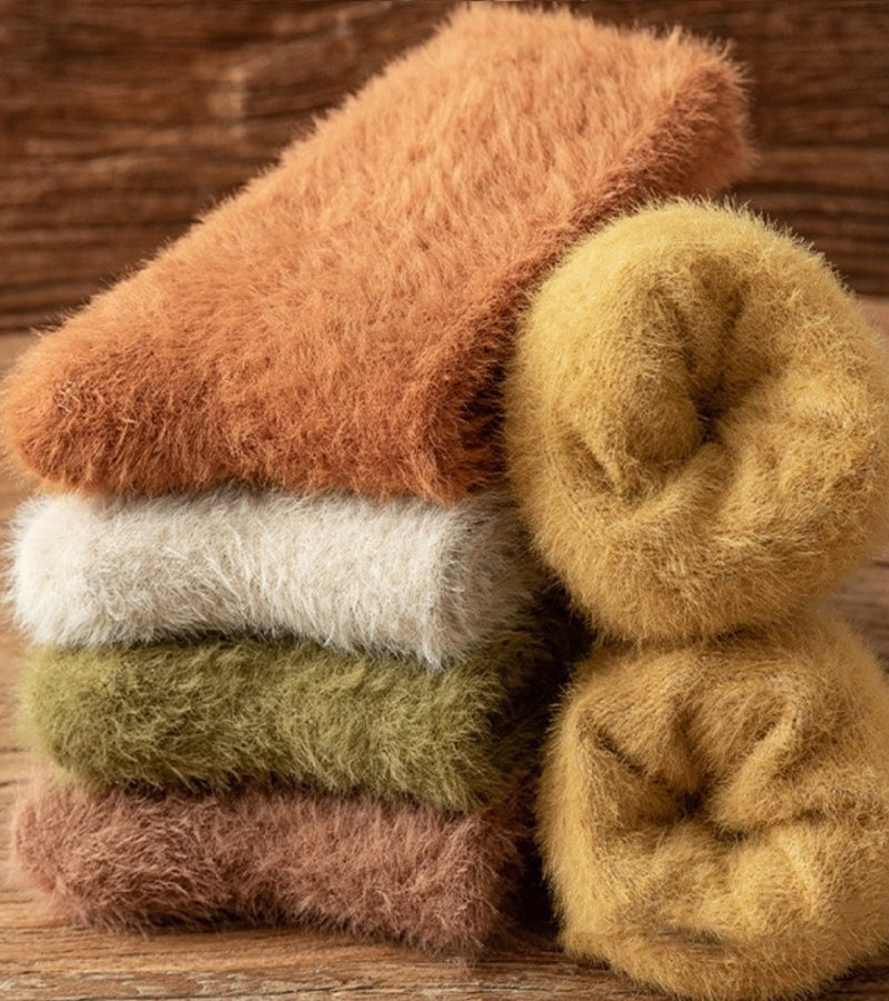 Gros plan sur texture pilou des chaussettes marron