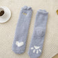 Chaussettes grises avec motifs de cœurs et pattes de chat