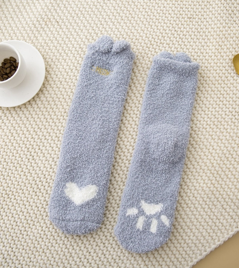 Chaussettes grises avec motifs de cœurs et pattes de chat