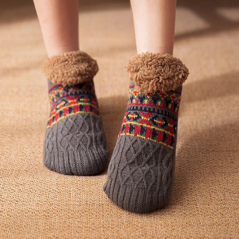 Chaussettes chaussons grises avec points antidérapants visibles