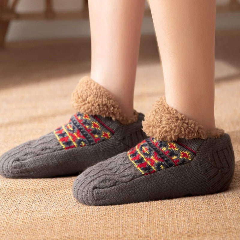 Chaussettes grises antidérapantes avec motifs ethniques sur le dessus