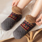 Vue rapprochée des motifs ethniques sur chaussettes en Pilou Pilou