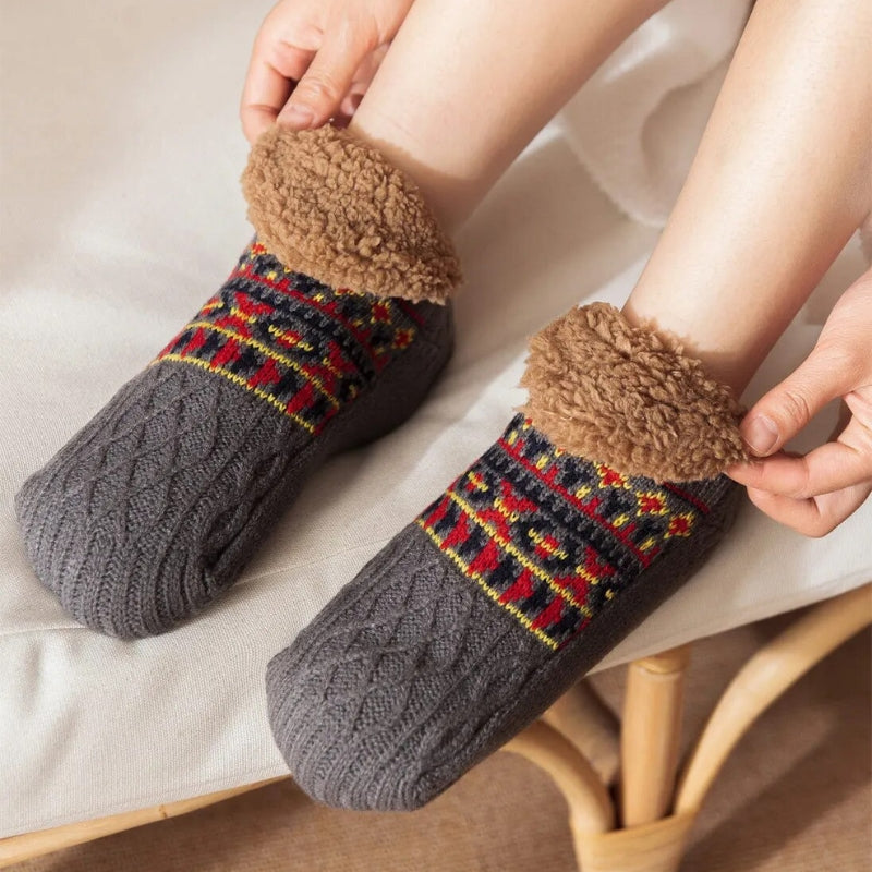 Vue rapprochée des motifs ethniques sur chaussettes en Pilou Pilou